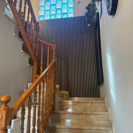 Con Piscina Villa